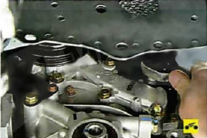 Снятие болтов крепления водяного насоса к блоку цилиндров двигателя Nissan Almera Classic