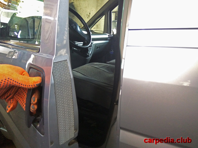 Открывание передней водительской двери Peugeot Expert I