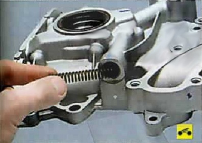 Извлечение пружины редукционного клапана Nissan Almera Classic