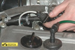 Выньте из держателя жгут проводов датчика положения коленчатого вала ГАЗ 31105 Волга