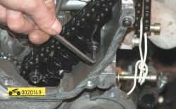 Выверните болты крепления успокоителя верхней цепи ГАЗ 31105 Волга