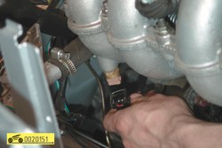 Отсоедините колодку жгута проводов от датчика температуры воздуха ГАЗ 31105 Волга
