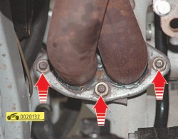 Отверните четыре гайки крепления приемной трубы к выпускному коллектору ГАЗ 31105 Волга