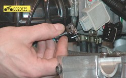 Отсоедините колодки жгутов проводов от датчиков положения дроссельной заслонки ГАЗ 31105 Волга