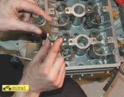 Установите оправку для запрессовки колпачка ГАЗ 31105 Волга