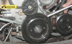 Переместите вверх натяжной ролик так, чтобы он не мешал снять шкив коленчатого вала ГАЗ 31105 Волга