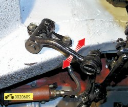 Для проверки состояния маятникового рычага снизу автомобиля энергично покачайте маятниковый рычаг вверх-вниз ГАЗ 31105 Волга