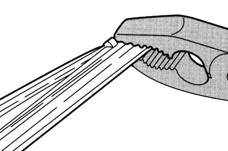 Сдавливание плоскогубцами стальных шин щетки стеклоочистителя Audi A4 2