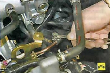 Хомут крепления шланга подачи топлива к топливной рампе Nissan Almera Classic