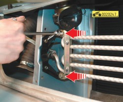 При необходимости замены радиатора выверните по два болта крепления радиатора к кронштейнам с обеих сторон ГАЗ 31105 Волга