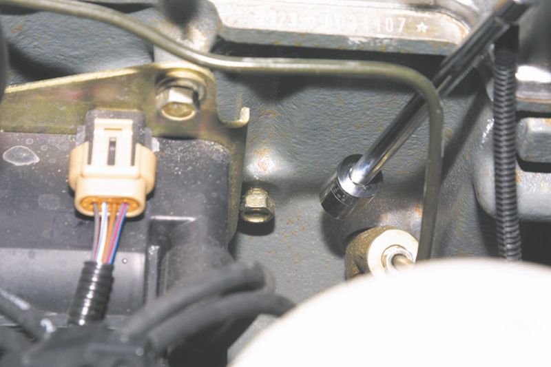 Откручивание сливной пробки охлаждающей жидкости блока цилиндров двигателя Chevrolet Niva