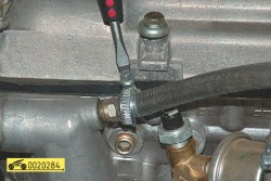 Отсоедините от корпуса термостата промежуточный шланг ГАЗ 31105 Волга