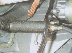 Выворачиваем наконечник шланга из рабочего цилиндра сцепления ГАЗ 31105 Волга