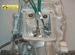 Разожмите щипцами стопорное кольцо заднего подшипника ГАЗ 31105 Волга