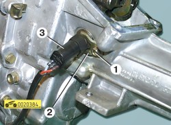 Выверните болт крепления стопора привода спидометра ГАЗ 31105 Волга