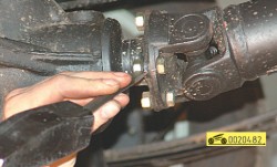 Зубилом нанесите метки на фланце вилки карданной передачи ГАЗ 31105 Волга