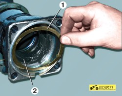 Снимите пружинное кольцо и, при необходимости замены, выпрессуйте сальник ГАЗ 31105 Волга