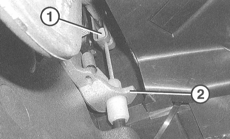 Отсоединение переднего троса от панели стояночного тормоза Mercedes-Benz W203