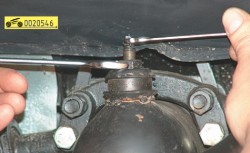 Отверните контргайку и гайку, удерживая шток амортизатора от проворачивания ГАЗ 31105 Волга