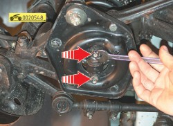 Отверните две гайки крепления нижнего шарнира амортизатора ГАЗ 31105 Волга