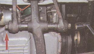 Ослабляем затяжку двух болтов крепления частей нижнего рычага к балке ГАЗ 31105 Волга