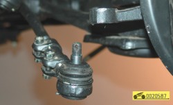 Отсоедините наружные наконечники боковых рулевых тяг ГАЗ 31105 Волга