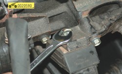 Выверните болты крепления двигателя к подушкам передних опор ГАЗ 31105 Волга