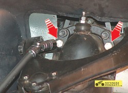 Выверните по два болта бокового крепления подвески ГАЗ 31105 Волга