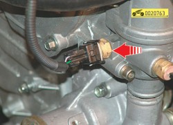 Датчик, установленный в бобышке корпуса термостата ГАЗ 31105 Волга