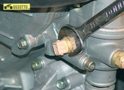 Выверните датчик из корпуса термостата ГАЗ 31105 Волга
