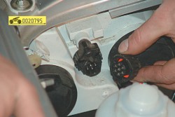 Отсоедините колодку жгута проводов от разъема фары ГАЗ 31105 Волга