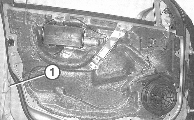 Снятие защитной планки на двери Mercedes-Benz W203
