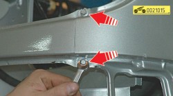 Выверните болты крепления крыла к верхней поперечине каркаса ГАЗ 31105 Волга