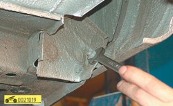 Отверните с внутренней стороны гайку нижнего крепления крыла ГАЗ 31105 Волга