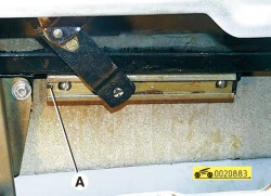 Подвижную кулису устанавливайте таким образом, чтобы фиксирующий выступ кулисы был направлен к задней части автомобиля ГАЗ 31105 Волга