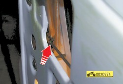 Вытолкните тягу из рычага замка через монтажное отверстие ГАЗ 31105 Волга