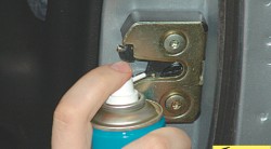 Смазка замка двери ГАЗ 31105 Волга