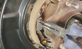 Опорная стойка передней тормозной колодки Nissan Qashqai