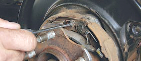 Хвостовик верхней стяжной пружины передней тормозной колодки Nissan Qashqai