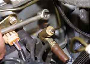 Снятие трубки подвода масла к гидравлическому натяжителю Chevrolet Niva