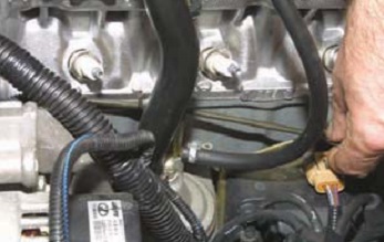 Снятие трубки подвода масла к гидравлическому натяжителю Chevrolet Niva
