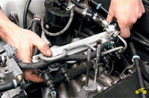 Снятие и установка топливной рампы Chevrolet Niva