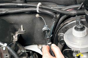 Регулировка и замена троса привода дроссельной заслонки Chevrolet Niva