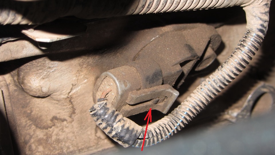 Размещение фиксатора колодки жгута проводов датчика фаз Chevrolet Niva
