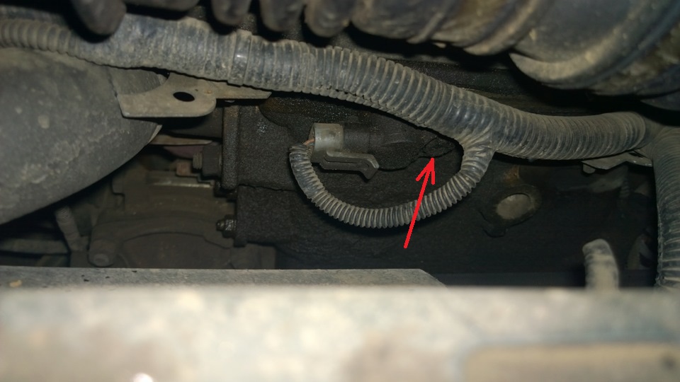 Размещение болта крепления датчика фаз к головке блока цилиндров Chevrolet Niva