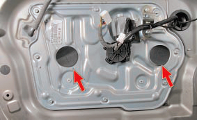 Расположение на монтажной панели заглушек отверстий под болты Nissan Qashqai