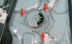 Болты крепления моторедкутора к монтажной панели двери Nissan Qashqai