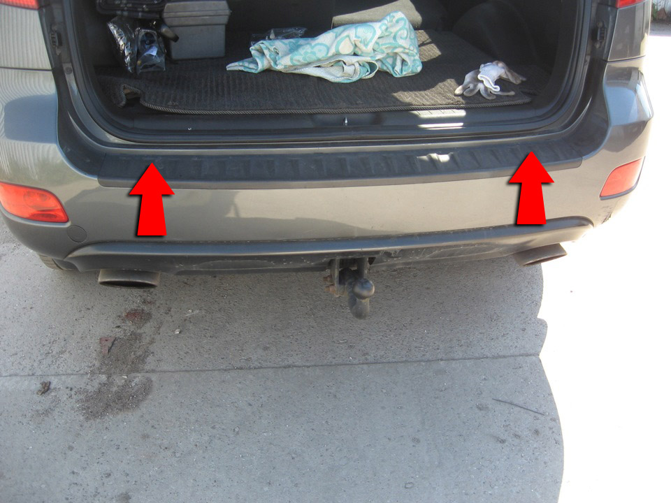 Открутить фиксаторы под задним бампером на автомобиле Hyundai Santa Fe CM 2006-2016