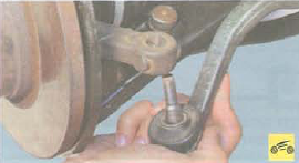 Извлечение пальца рулевой тяги из бобышки поворотного кулака Renault Logan