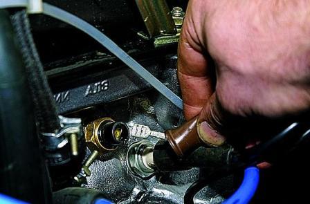 Снятие защитного чехла и провода датчика указателя температуры охлаждающей жидкости Chevrolet Niva